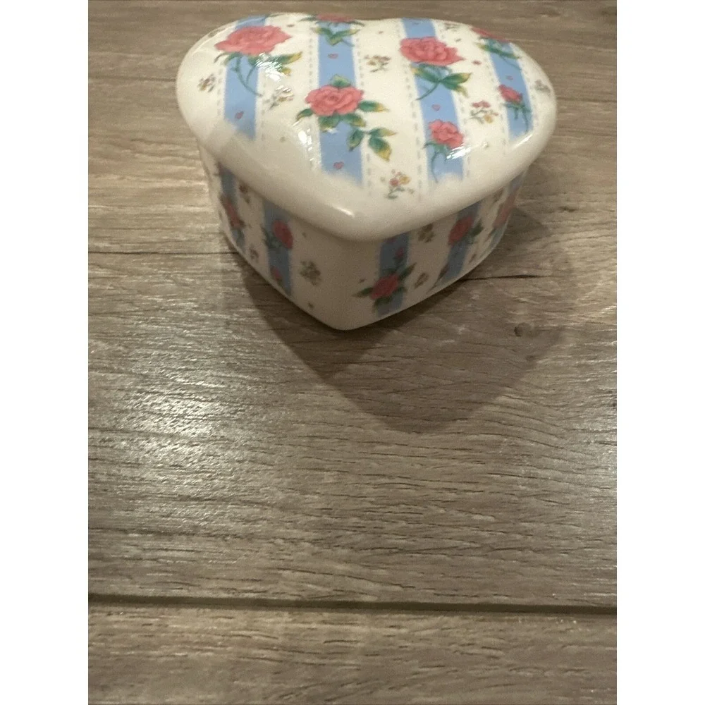Vintage STUDIO NOVA Heart's Floral Heart Shaped Ceramic Trinket Box MZ854‎